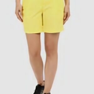 Nike Women's Yellow Oxford Mid-Rise Relaxed Fit Golf Shorts. Size: 10 Never Worn
